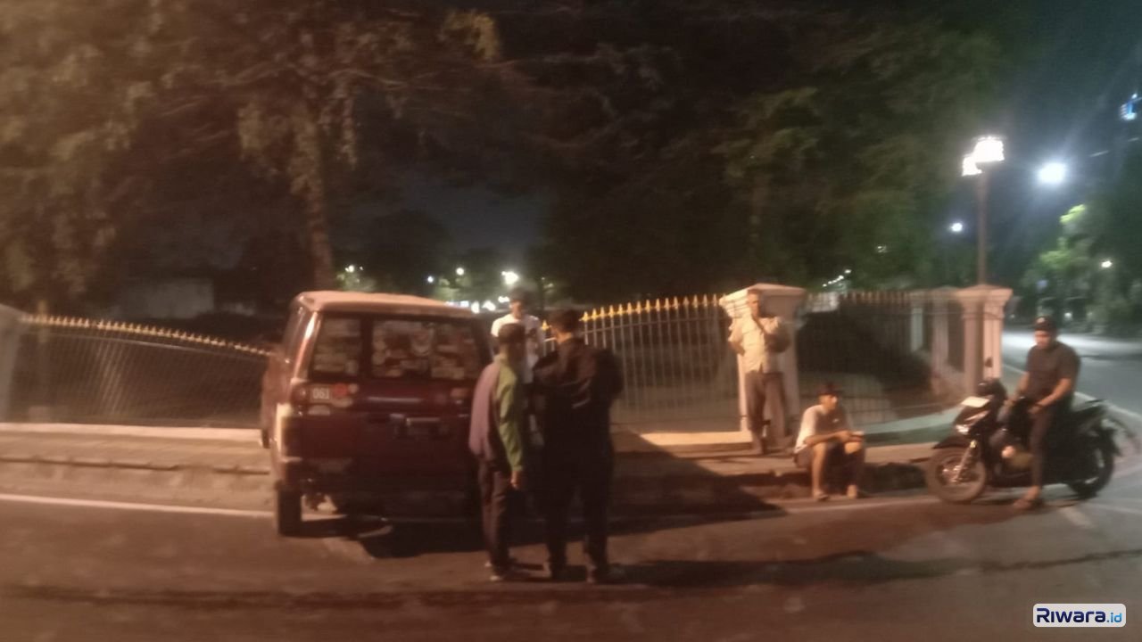 Pagar Pamedan Pura Mangkunegaran Solo mengalami kerusakan setelah ditabrak mobil Isuzu Panther Kamis 1 oktober 2026 dini hari